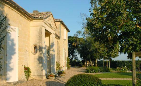 Chateau Belles Graves Bed & Breakfast Pomerols Exterior photo