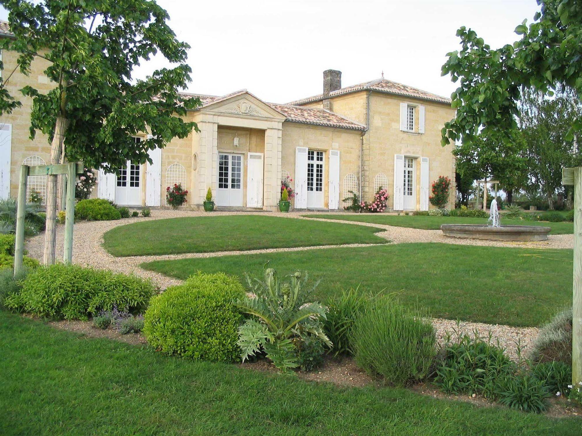 Chateau Belles Graves Bed & Breakfast Pomerols Exterior photo
